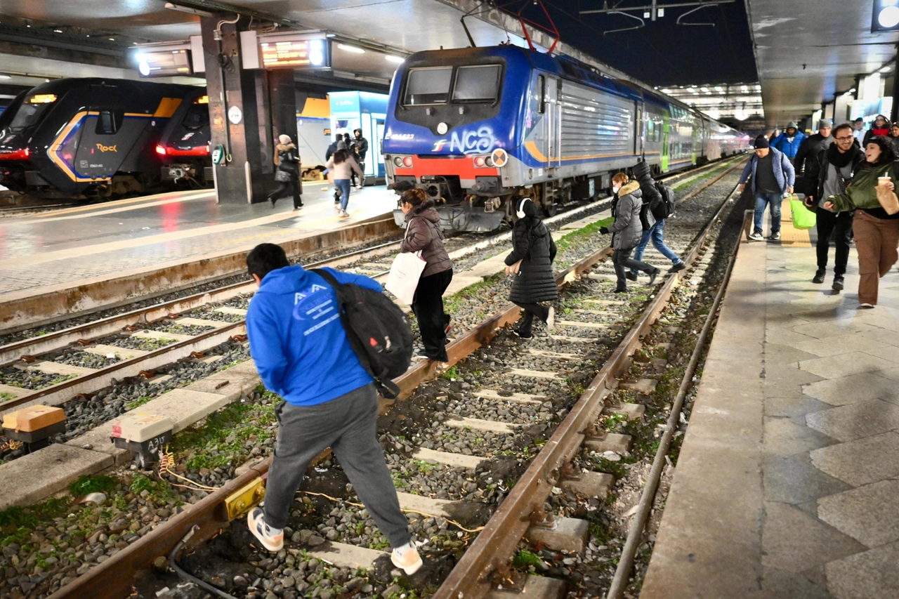 Disagi alla stazione Termini di Roma per i ritardi dei treni in arrivo e in partenza