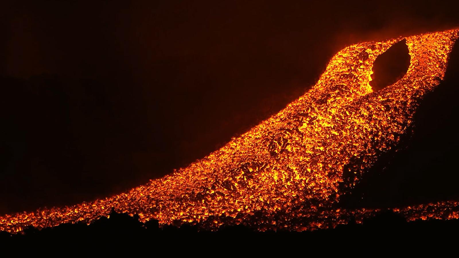 L’Etna dà spettacolo: fiume di lava in quota, ma il vero pericolo è l’assalto di turisti “fai da te”