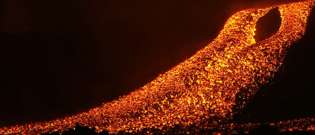 L’Etna dà spettacolo: fiume di lava in quota, ma il vero pericolo è l’assalto di turisti “fai da te”