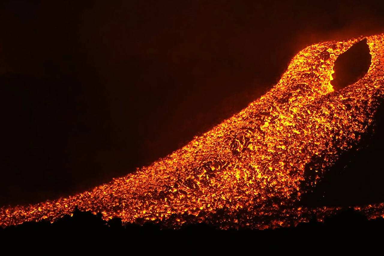 La colata lavica dell'Etna, definita "turistica" per la sua visibilità