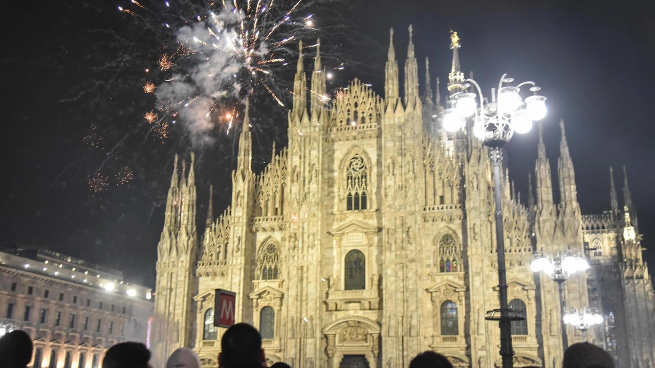 La Procura di Milano indaga su almeno 5 casi di abusi sessuali a Capodanno in piazza Duomo, coinvolgendo vittime di diverse nazionalità.