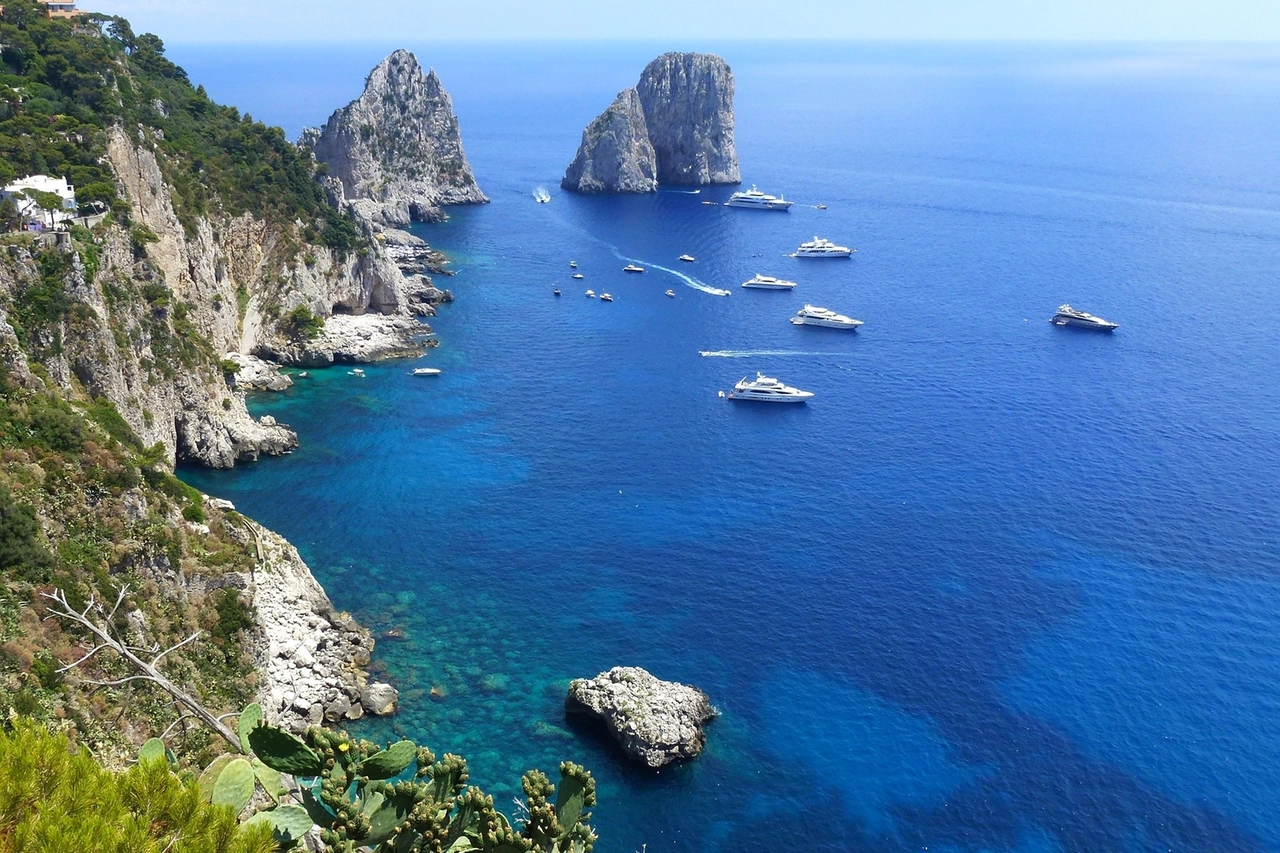 I faraglioni di Capri e lo splendido mare dell'Isola