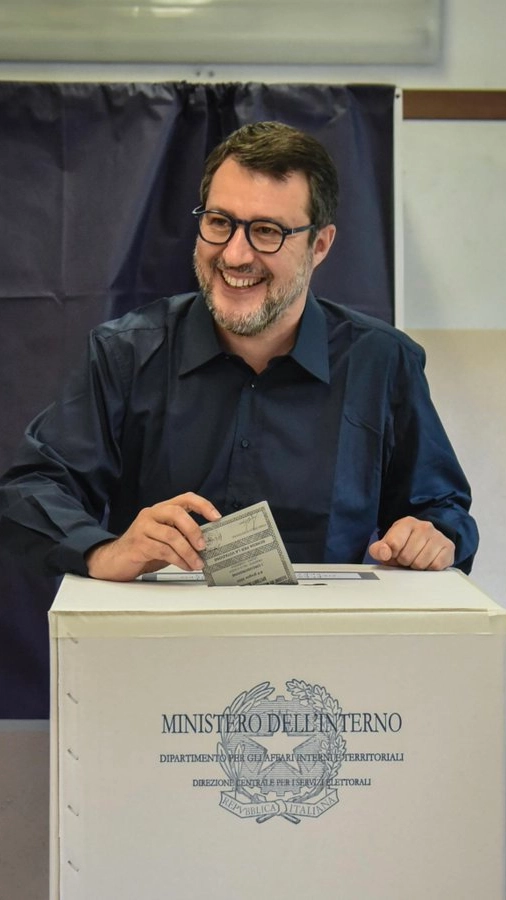 Il leader della Lega Matteo Salvini al seggio (foto Dire)
