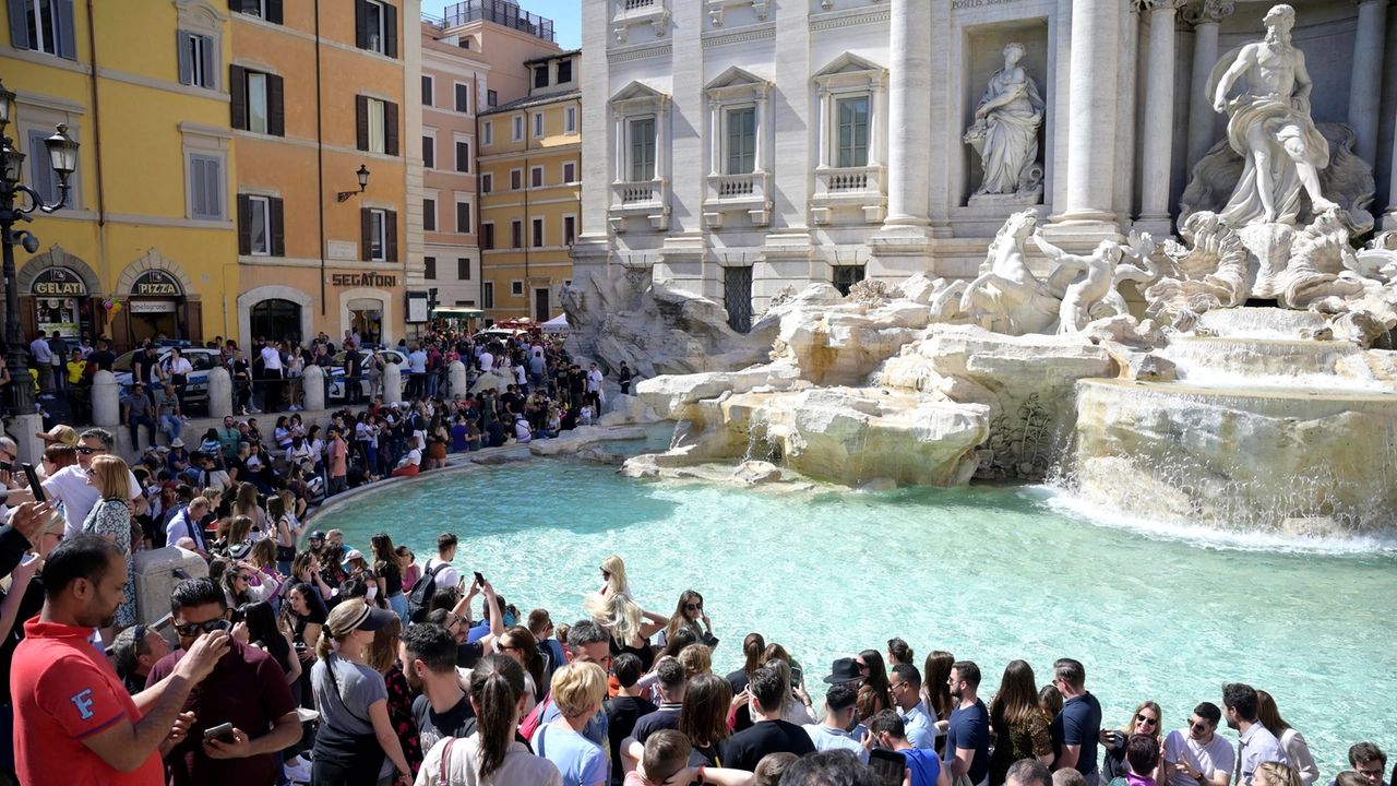 Roma, fontana di Trevi a pagamento? L’ipotesi al vaglio del Comune (foto Claudio Peri, Ansa)