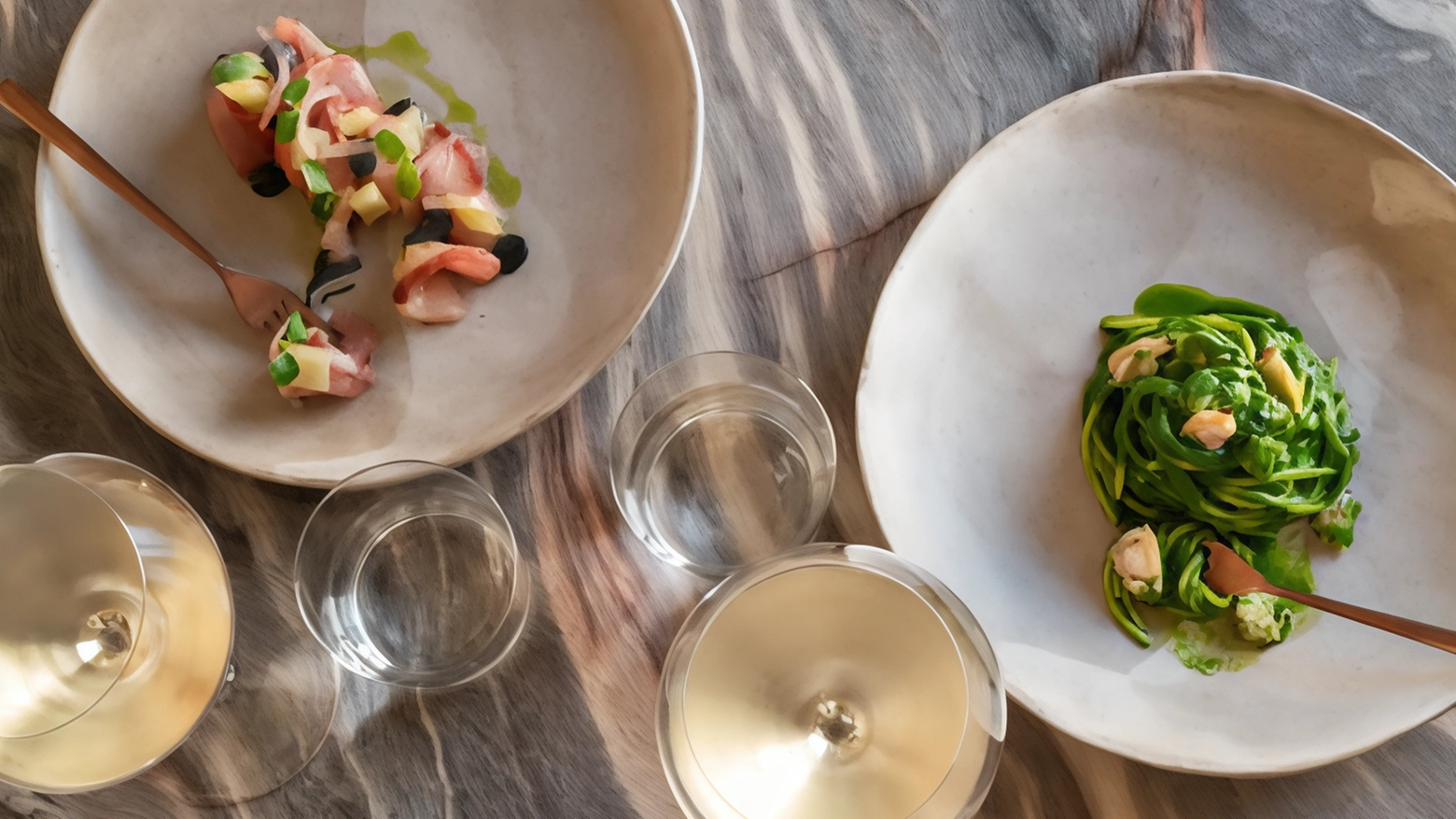 Prte del progetto 'Riviera', offre una cucina raffinata e creativa, con piatti che omaggiano la tradizione italiana e Mediterranea. La location incantevole e l'ampia selezione di vini completano l'esperienza gastronomica