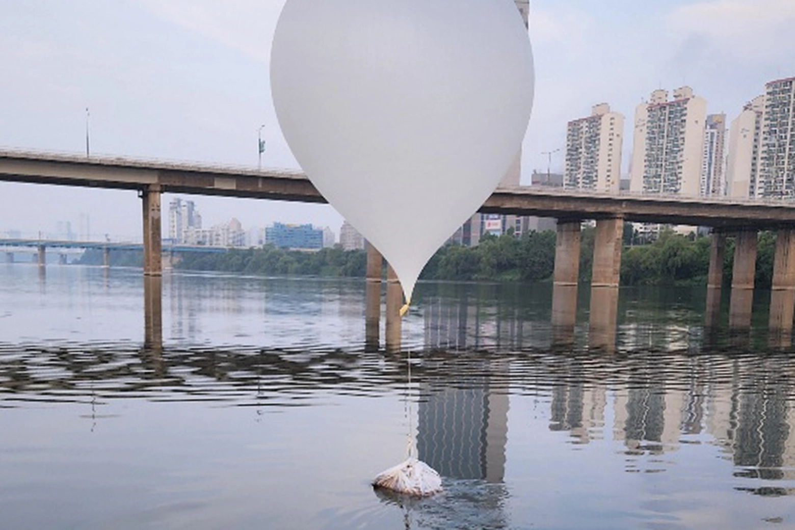 Uno dei palloni nordcoreani pieni di spazzatura sull'Han River a Seul