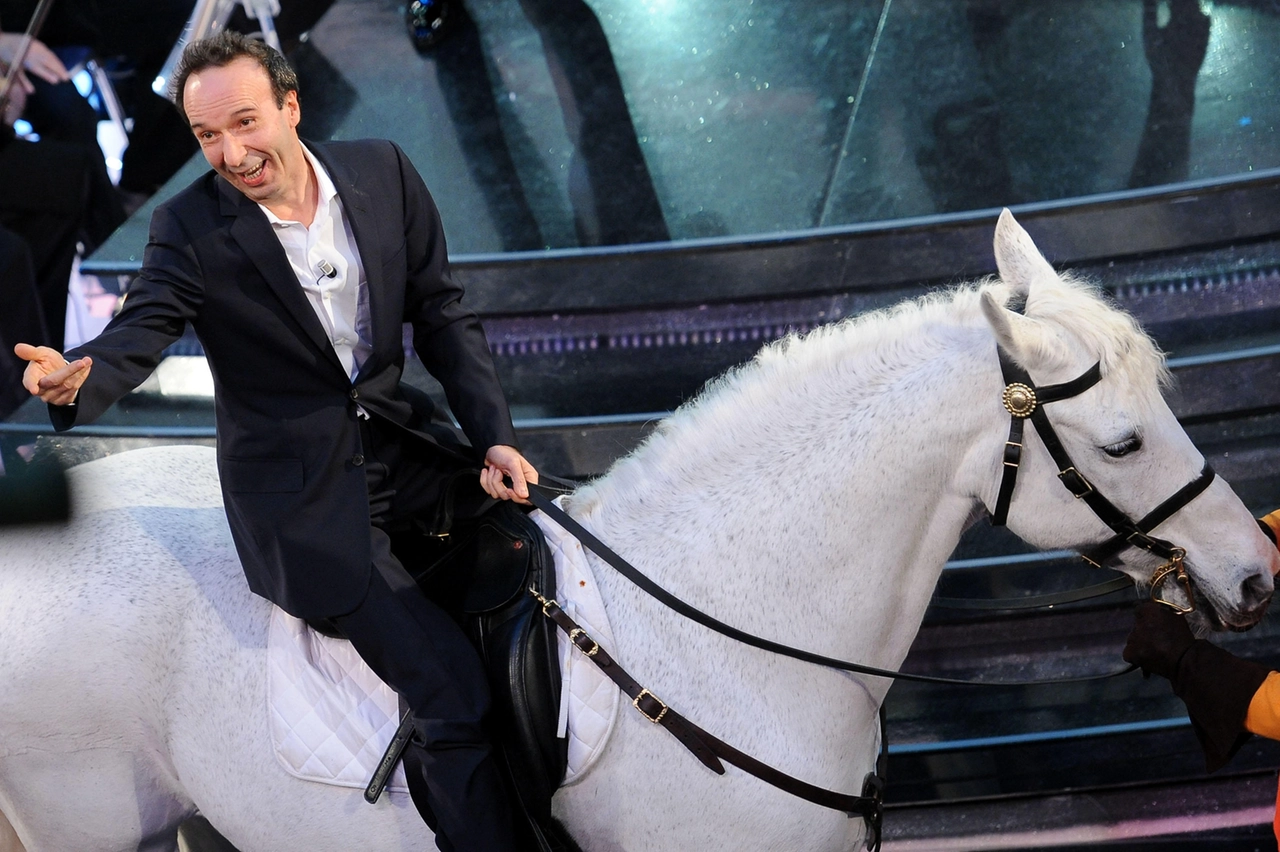 L'ingresso a cavallo di Roberto Benigni al teatro Ariston