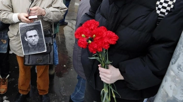 I funerali di Navalny. In migliaia a Mosca: "Putin è un assassino, la Russia sarà libera"