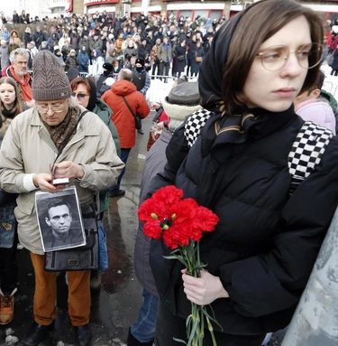 I funerali di Navalny. In migliaia a Mosca: "Putin è un assassino, la Russia sarà libera"