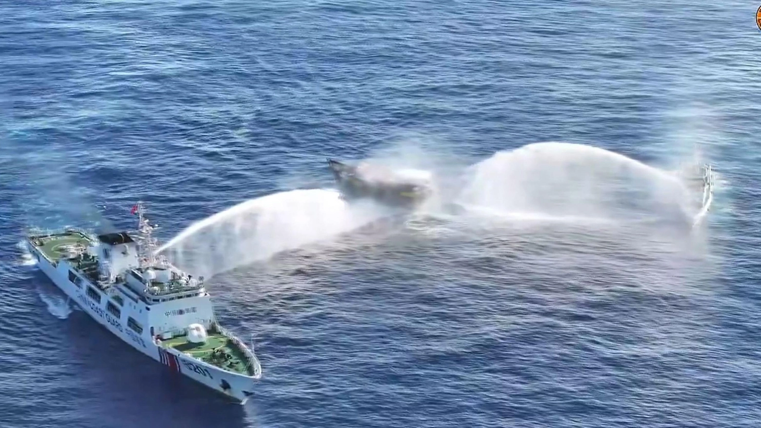 Un momento dell'attacco con cannoni ad acqua ai danni dell'imbarcazione filippina Unaizah May 4 (Ansa)
