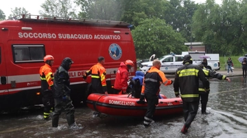 L’ultimo abbraccio prima di venire travolti dalla piena del fiume. Friuli, ricerche disperate per salvare tre ragazzi