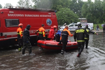 L’ultimo abbraccio prima di venire travolti dalla piena del fiume. Friuli, ricerche disperate per salvare tre ragazzi