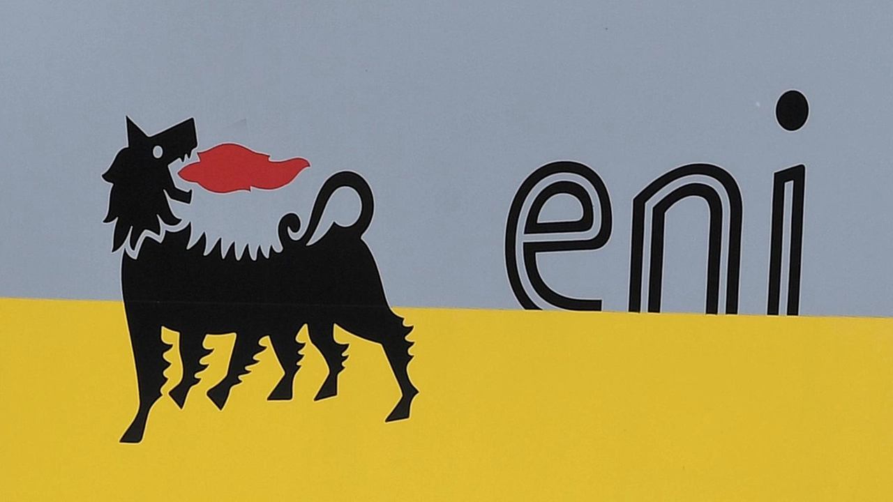 Eni e Kkr concludono l'accordo per l'acquisizione del 25% di Enilive, con un incasso totale di 2,967 miliardi di euro.