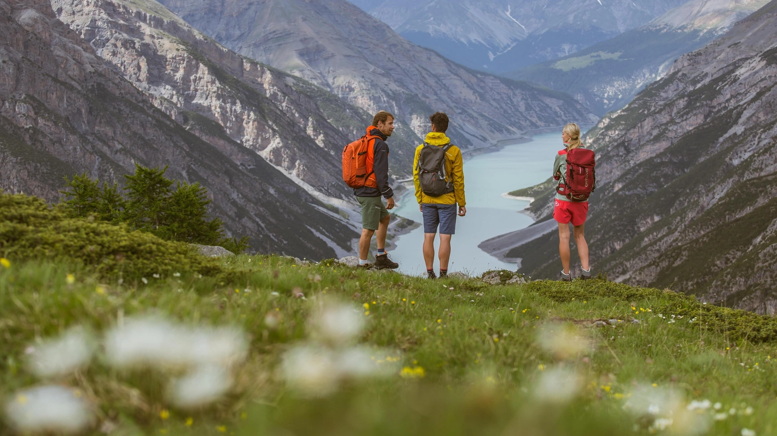 Livigno offre numerose attività outdoor in estate, tra cui mountain bike, trekking, equitazione e golf. Con 1.500 km di percorsi, escursioni per tutti i gusti e lago per sport acquatici, la località valtellinese è meta ideale per chi ama la natura e l'avventura.