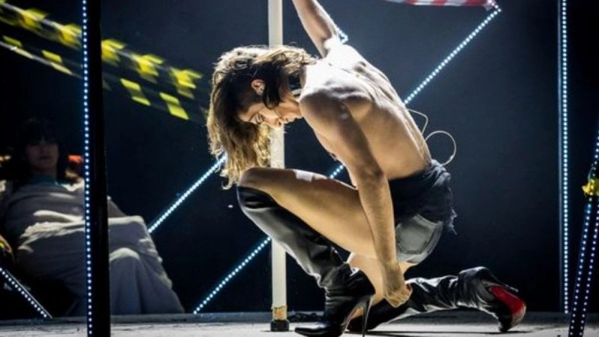 Damiano David dei Maneskin balla la pole dance sui tacchi a spillo