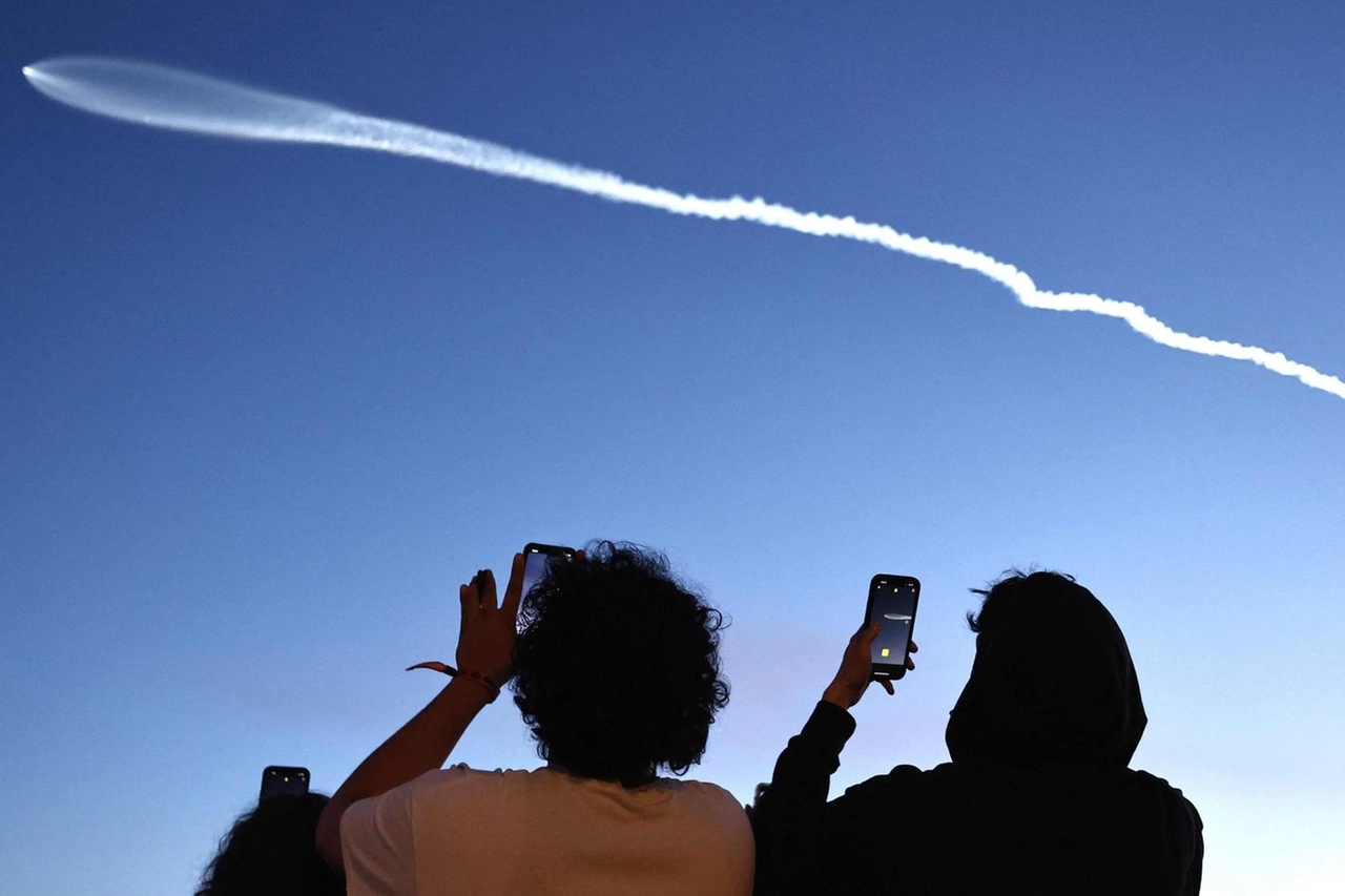 Pioggia di detriti spaziali diretta verso la Terra. Ma non ci sono rischi