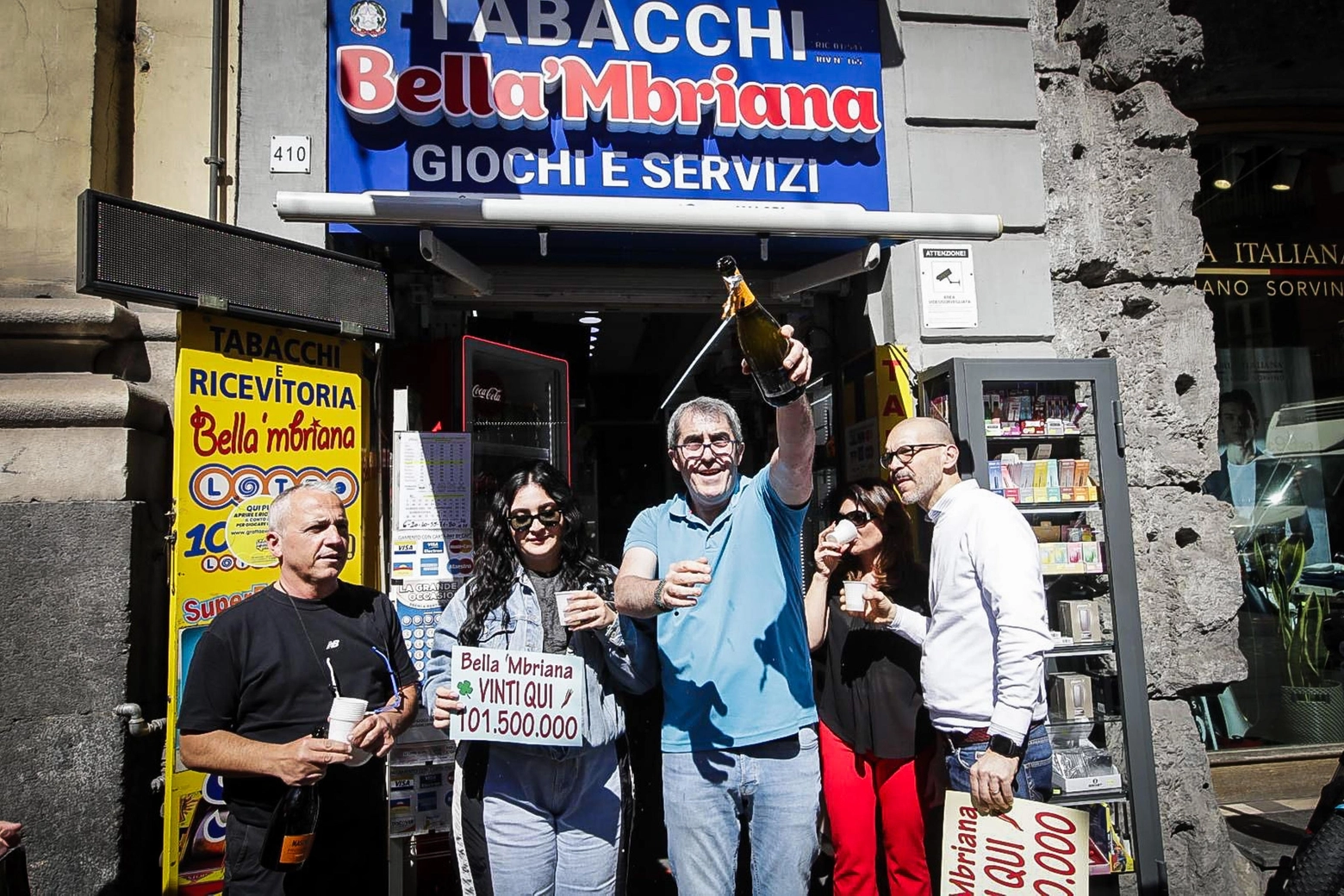 Festeggiamenti davanti alla tabaccheria bella 'Mbriana di Napoli: qui una schedina da 2 euro ha fatto vincere 101 milioni al Superenalotto