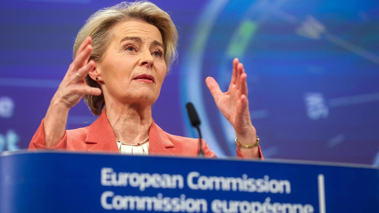 Ursula von der Leyen presenta il piano per sostenere l'industria automobilistica europea nella sua transizione.