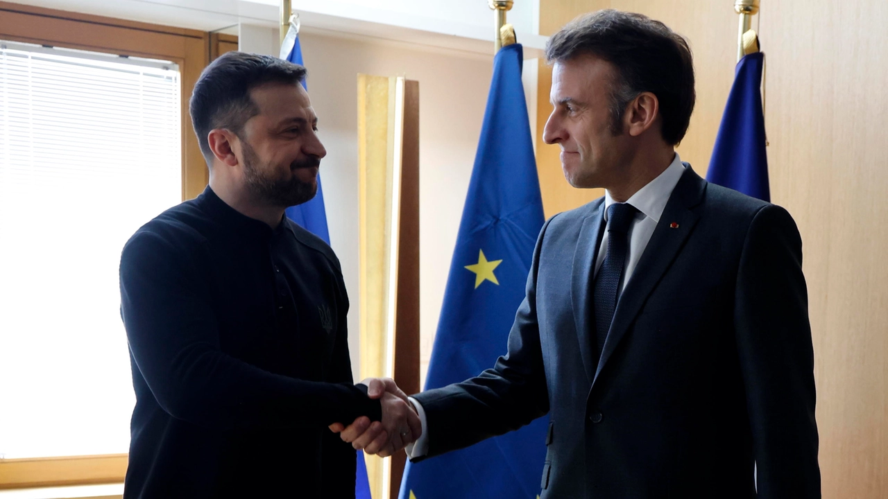 Volodymyr Zelensky ed Emmanuel Macron (Ansa)