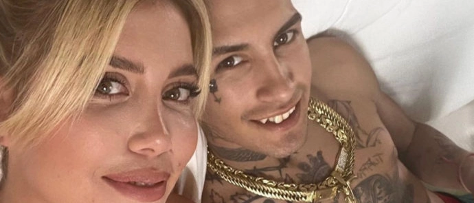 L’artista è uno dei fenomeni musicali più interessanti dehgli ultimi anni. Molto popolare in Sud America, sta facendo parlare di sè anche per una presunta relazione con Wanda Nara (ex moglie del calciatore Mauro Icardi) dalla quale aspetterebbe anche un figlio