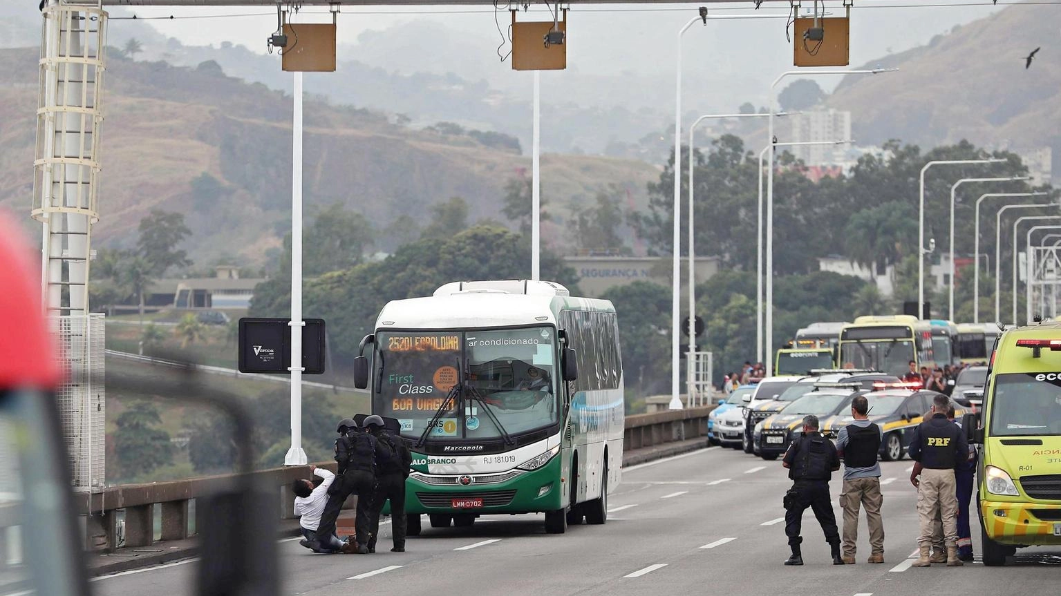 Il sequestratore dell'autobus a Rio si è consegnato
