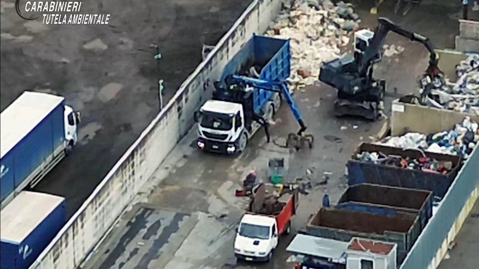 Traffico di rifiuti e corruzione: 12 arresti in Campania