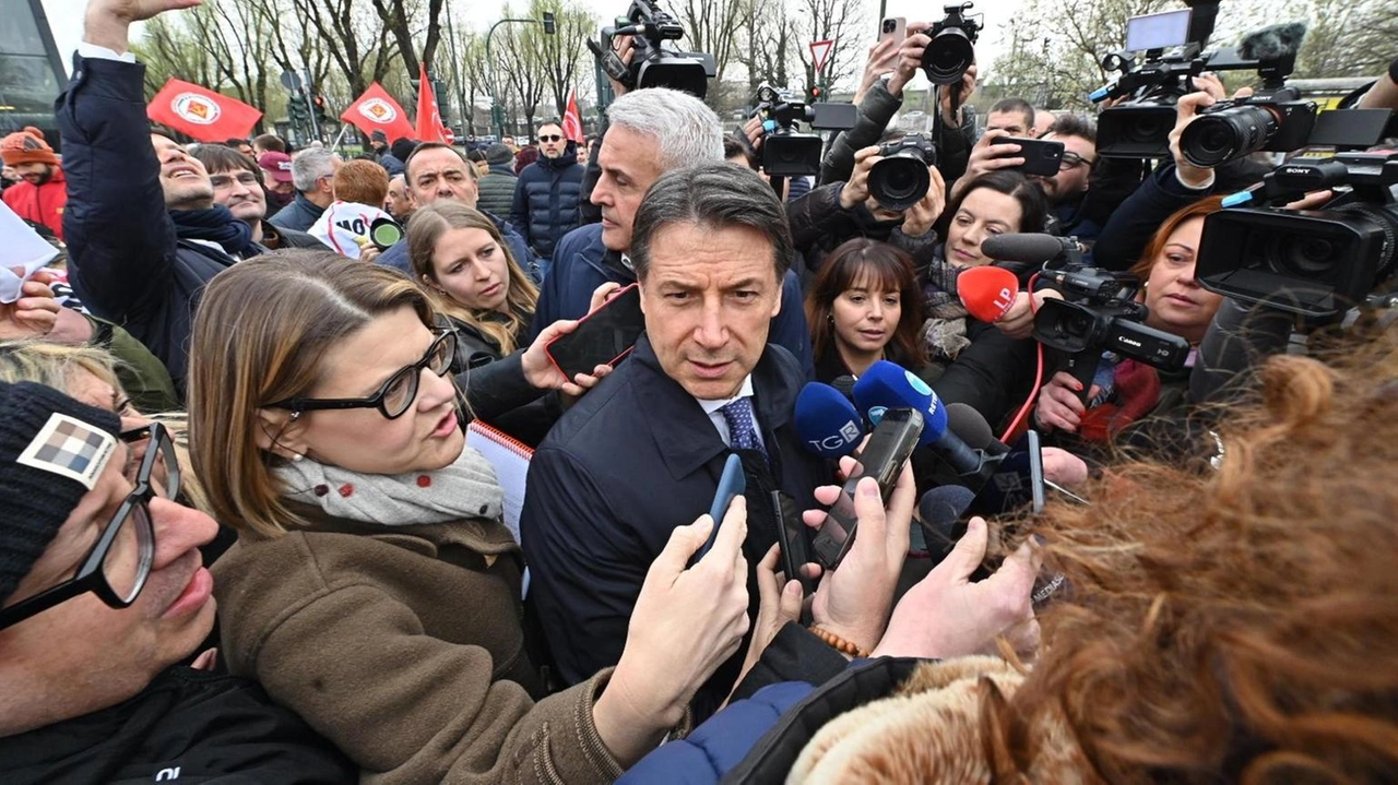 Giuseppe Conte critica il governo Meloni e chiede 100 miliardi per il fondo Sure per sostenere l'automotive e salvare i posti di lavoro.