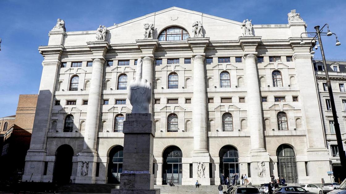 Borsa: Milano apre in calo dello 0,87%