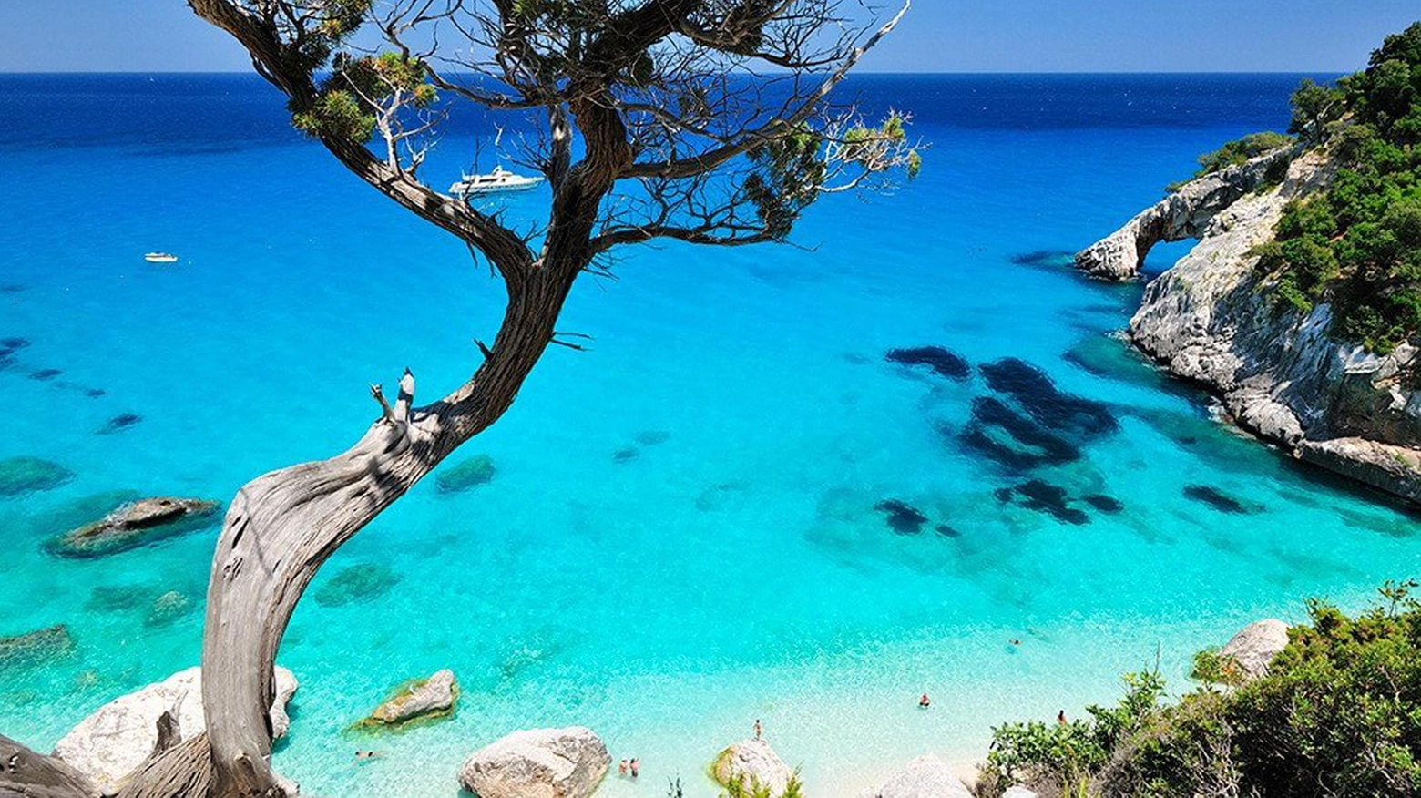 Una spiaggia di Baunei in Sardegna (Ansa)