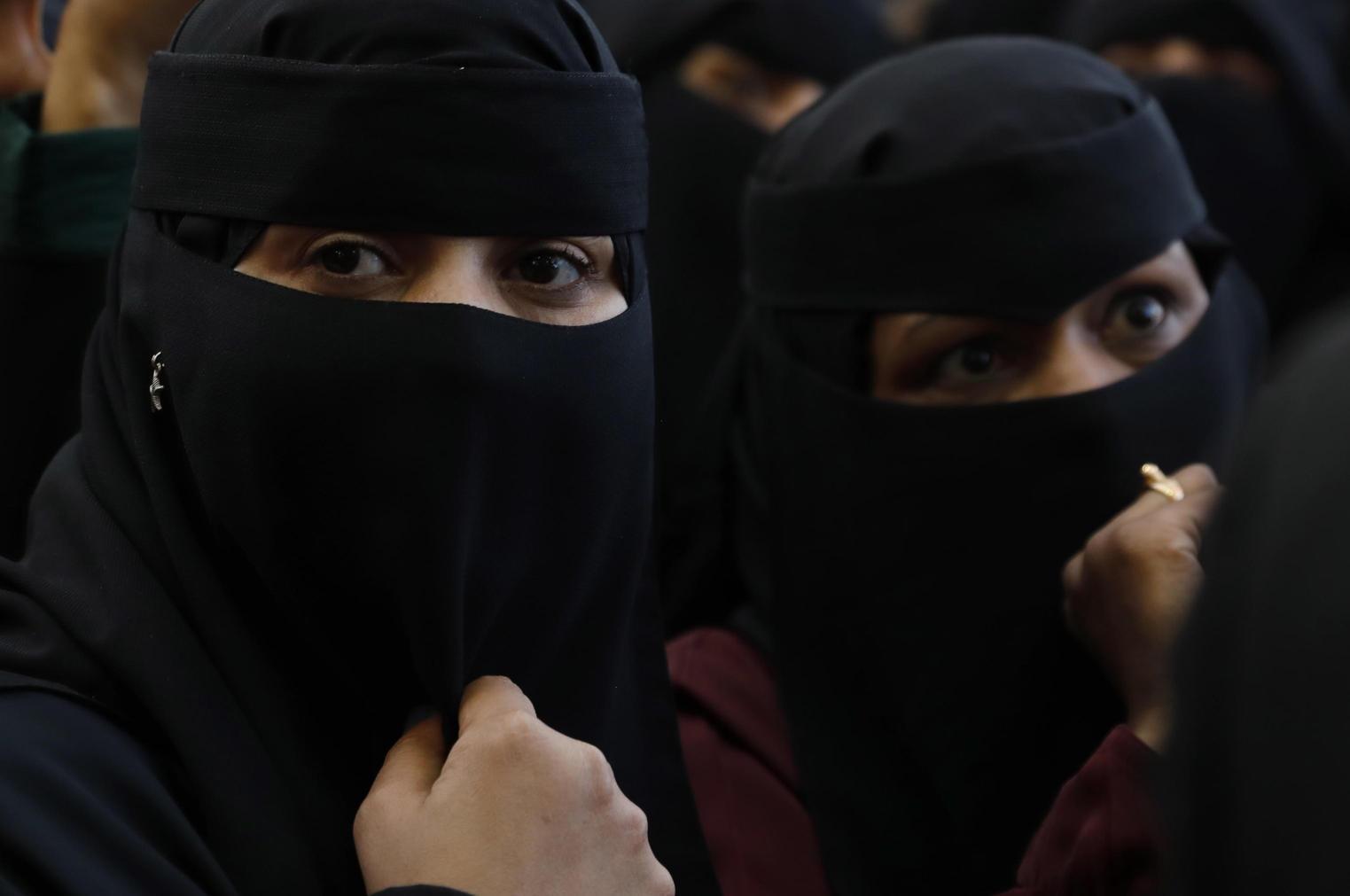 Alunne con il niqab. Il governo dice no: "Rispettare la legge"