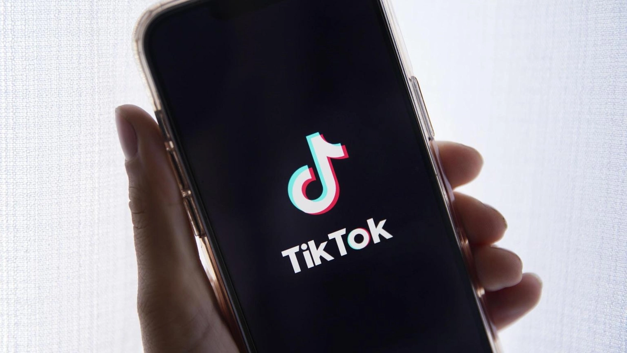 TikTok respinge le notizie sulla possibile cessione delle operazioni USA a Elon Musk in caso di divieto negli Stati Uniti.