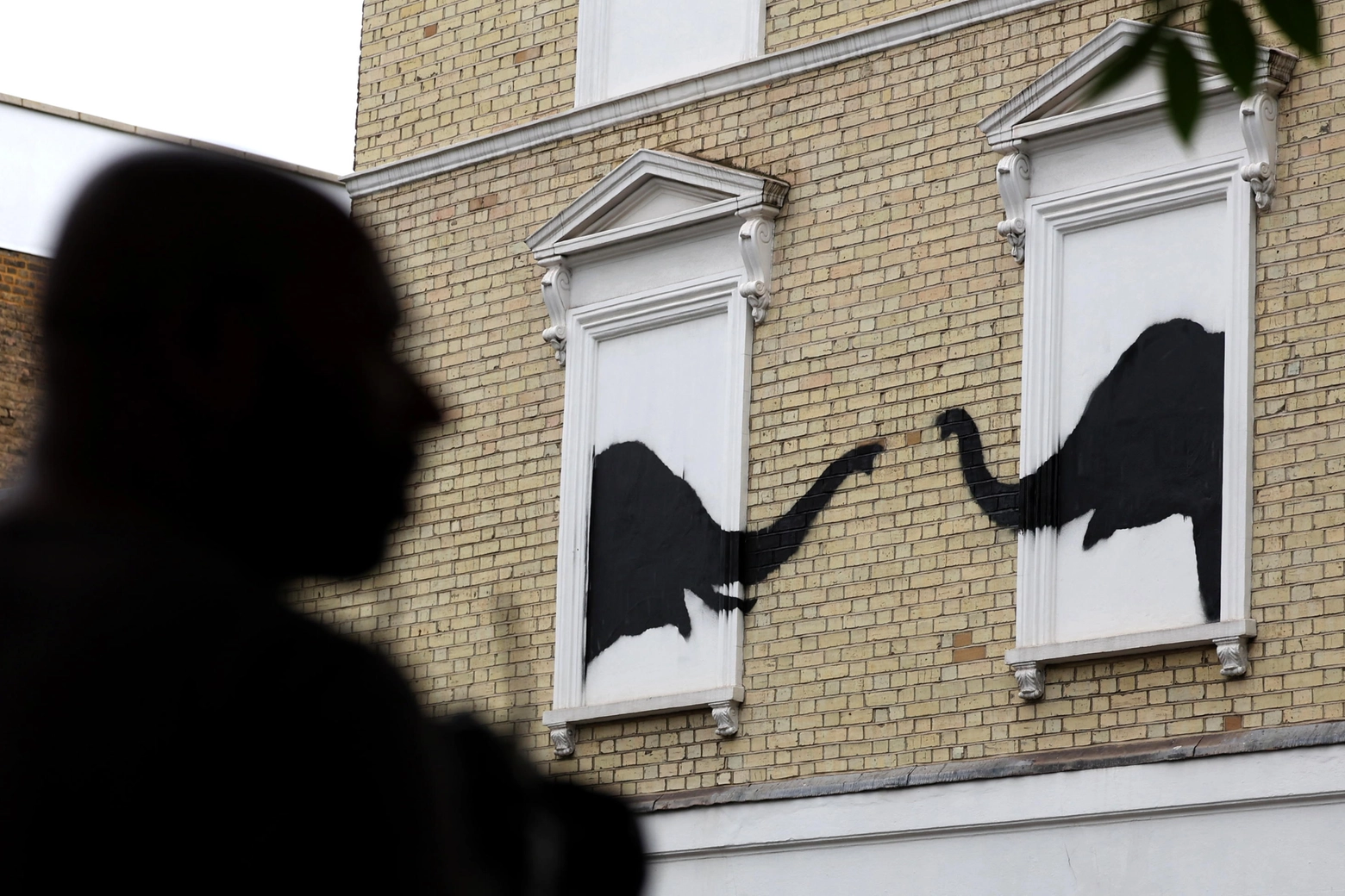 La nuova opera di Banksy comparsa a Londra nel quartiere di Chelsea (Ansa)