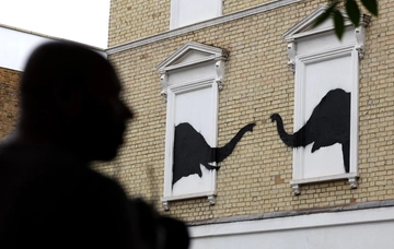 Banksy continua il suo ‘safari’ urbano: a Chelsea spuntano due elefanti