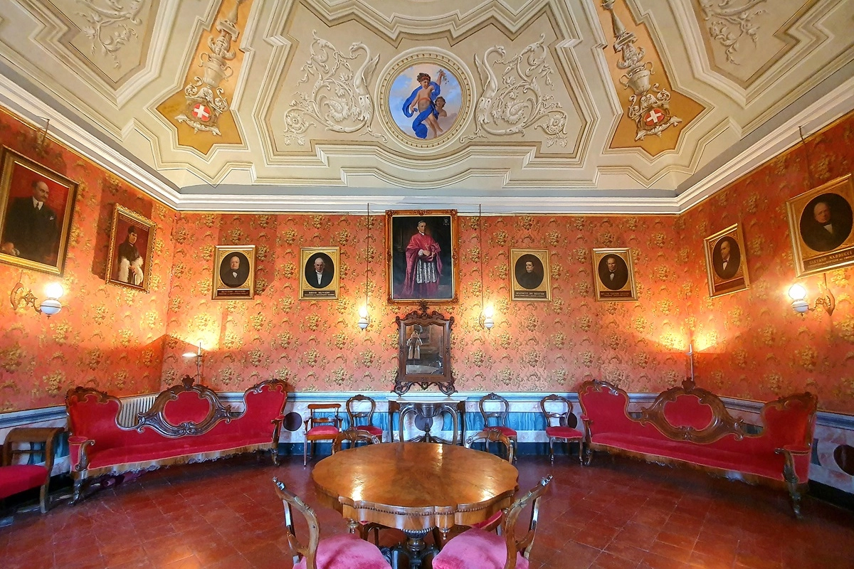 La bellissima sala nobiliare del Palazzo Comunale di Pollenza