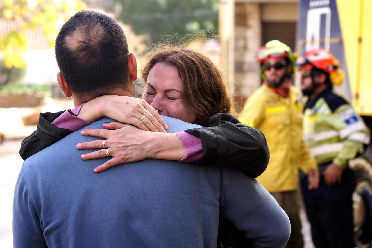 Una donna piange per i danni dell'alluvione in Spagna