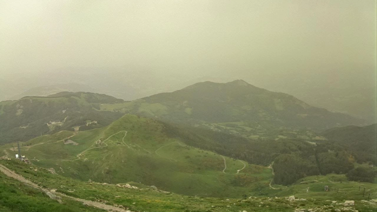 La vetta del Monte Cimone in versione Sahariana (foto dall'istituto di Scienze dell'Atmosfera e del Clima)