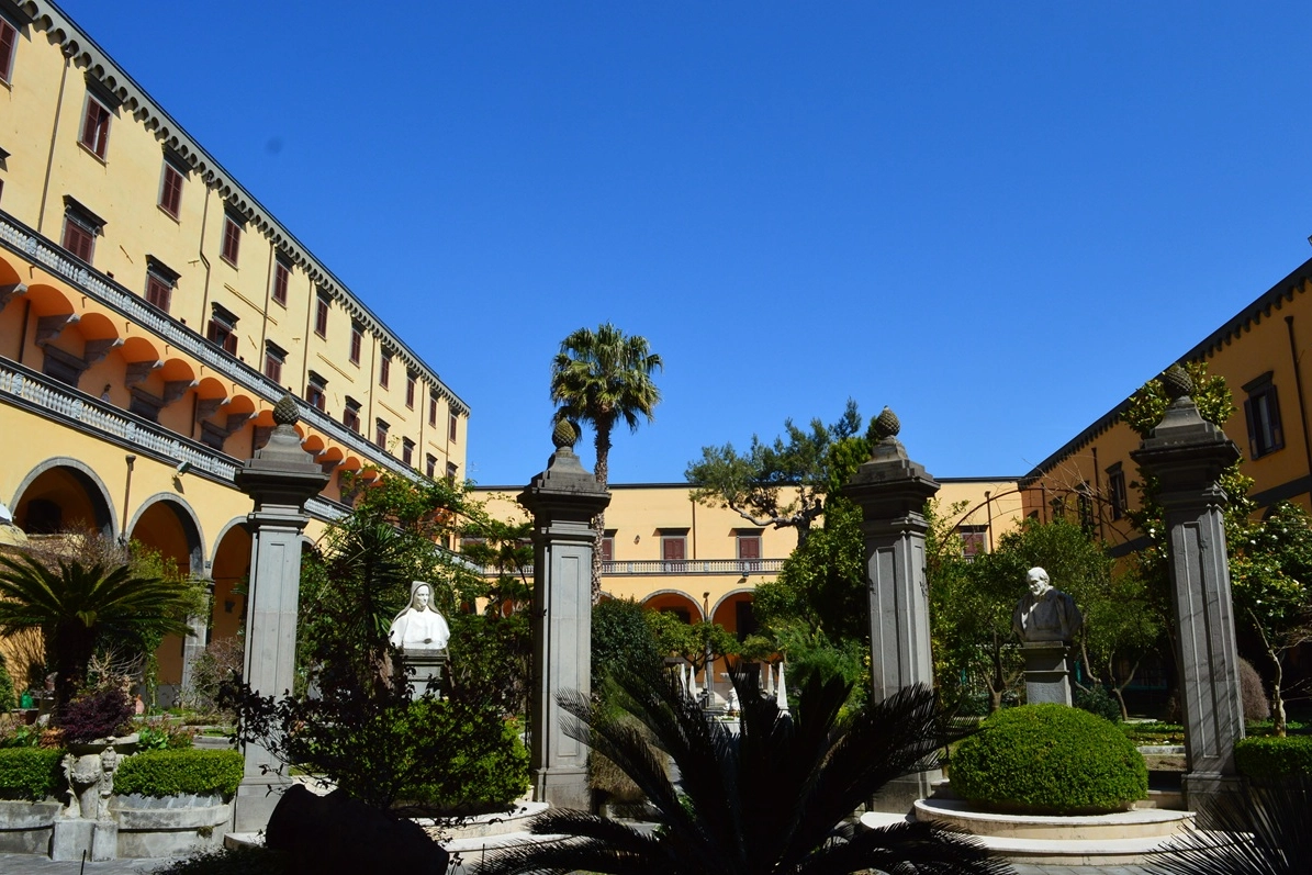 Il Chiostro di Santa Maria Regina Coeli con la statua di Antita Thouret