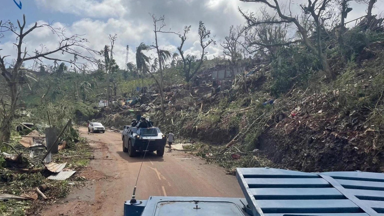 Il ciclone Dikeledi colpisce il Mozambico dopo il Madagascar, causando 3 morti e danni significativi a Mayotte.