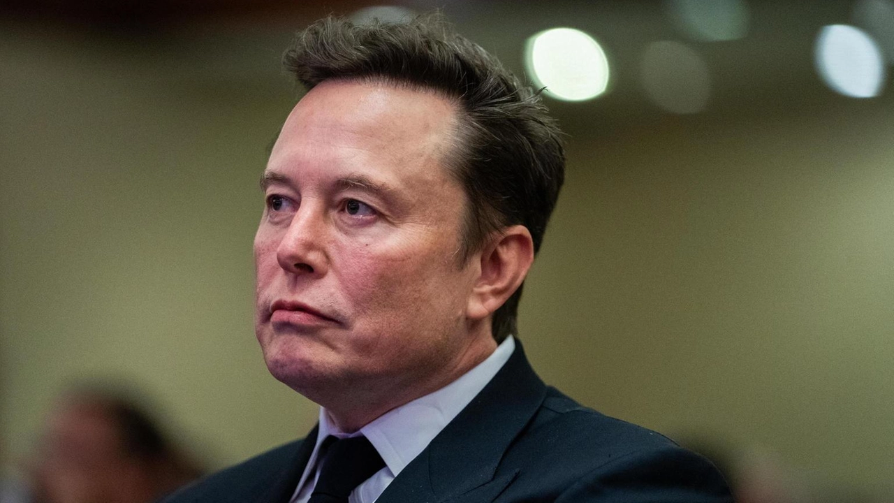 Musk definisce Zelensky "campione di furti" in risposta agli aiuti militari USA all'Ucraina, criticando la decisione di Biden.