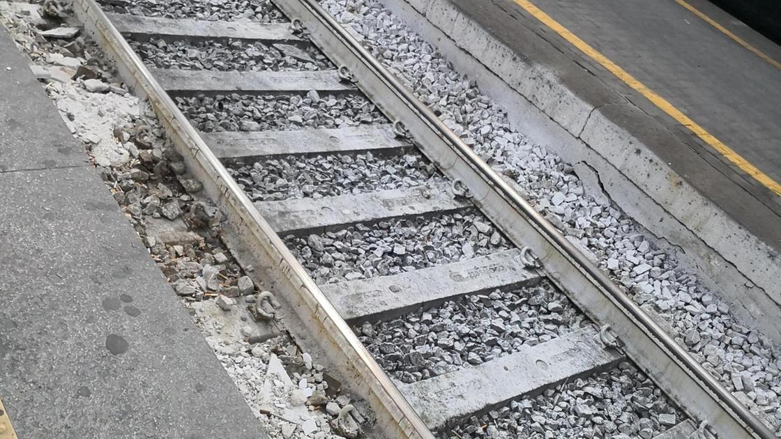 Passeggero aggredisce capotreno con pugno al volto