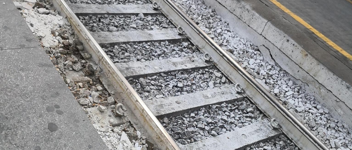 Passeggero aggredisce capotreno con pugno al volto