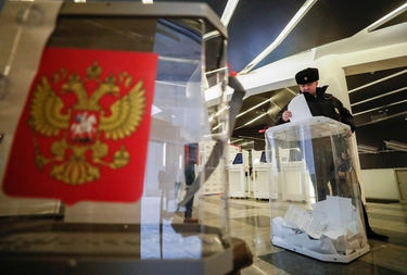 Elezioni in Russia, seggi sotto attacco: lanci di molotov, cabine incendiate e inchiostro nelle urne. Putin ha votato online