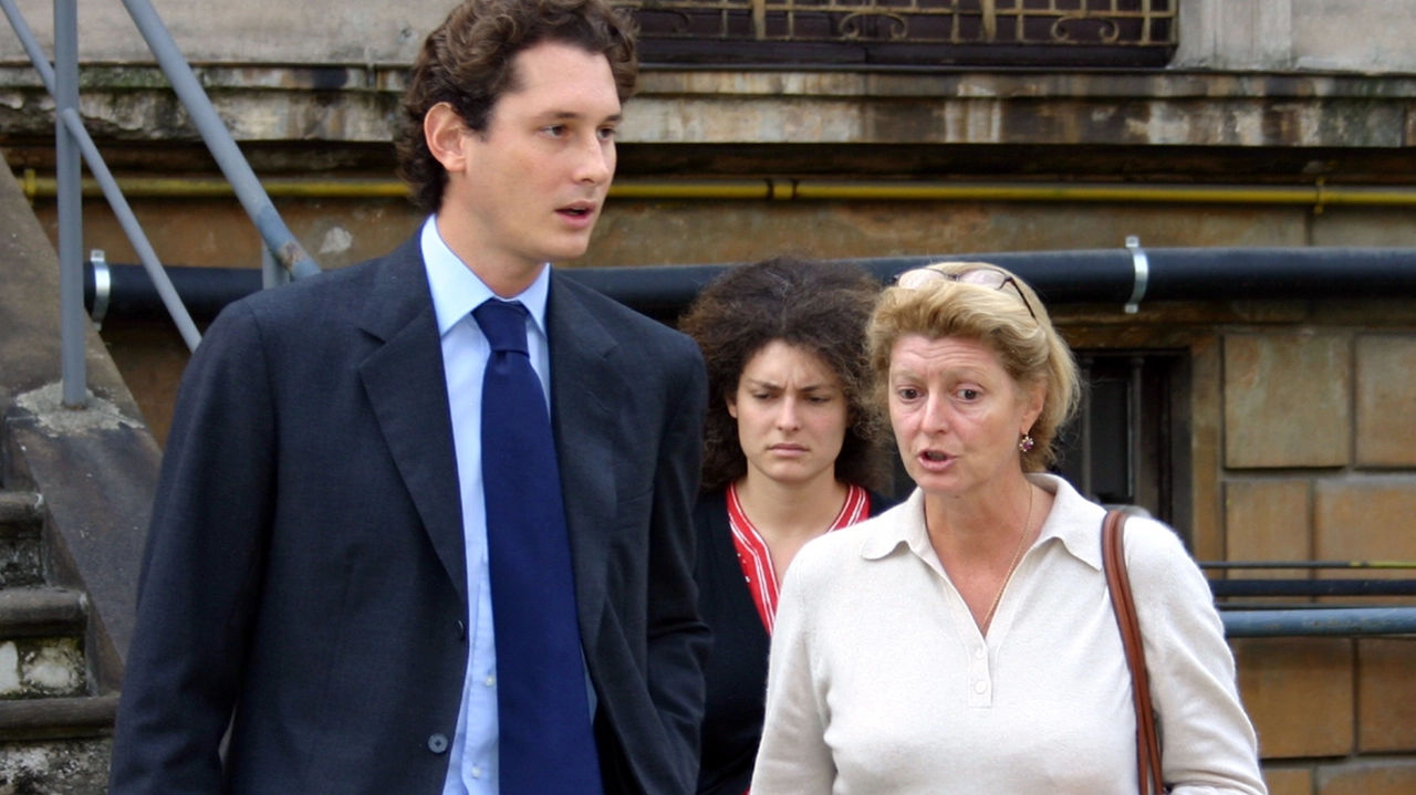 John Elkann e la sorella Ginevra con la madre Margherita Agnelli in una foto del 2005 (Fotogramma)