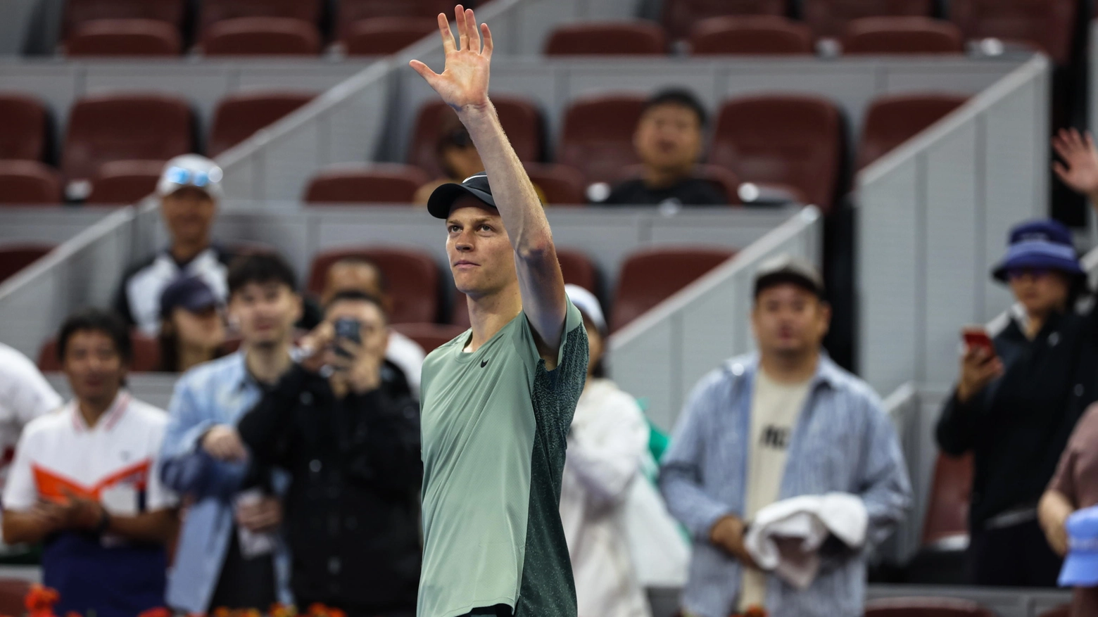 Jannik perde il primo set 4-6, poi si scioglie. In Cina parte male Sonego, passa Cocciaretto. A Tokyo resiste solo Berrettini: fuori Arnaldi e Bellucci, ma anche Tsitsipas e Tiafoe