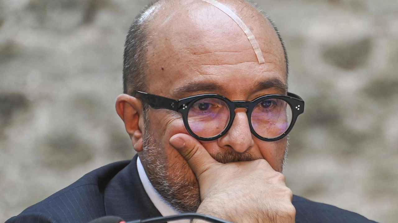 L’ex ministro Gennaro Sangiuliano, 62 anni, in una foto di agosto, visibile il cerotto causato,secondo la sua versione, da un graffio di Maria Rosaria Boccia