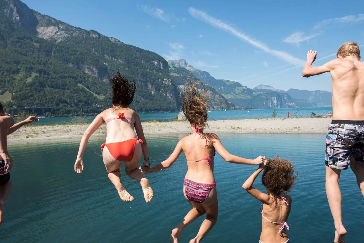 Tutti in spiaggia a fare i tuffi, in Svizzera