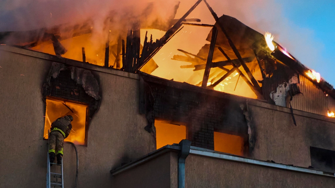 Una casa in fiamme dopo le bombe russe su Kharkiv (foto Ansa)