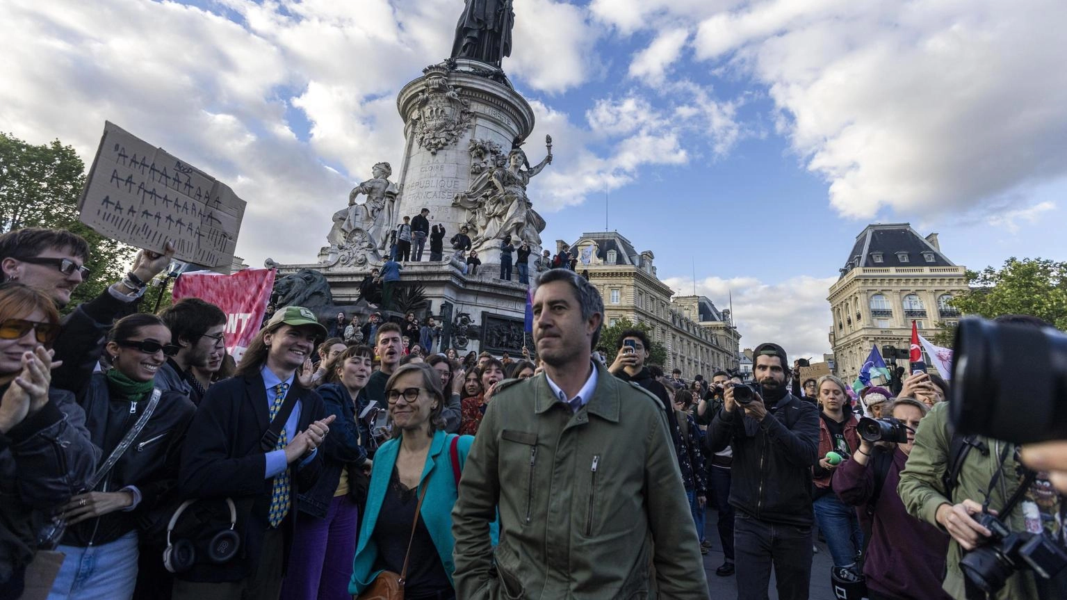 Migliaia di giovani in piazza a Parigi contro estrema destra