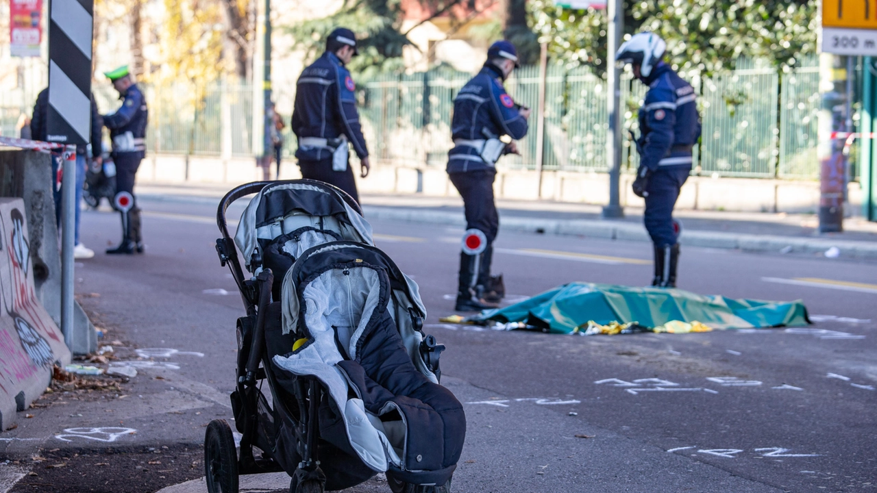 Il precedente: i rilievi della polizia locale in via Serra dove una mamma peruviana di 34 anni che stava attraversando la strada con i suoi gemellini di un anno è morta travolta da un camion l'11 dicembre