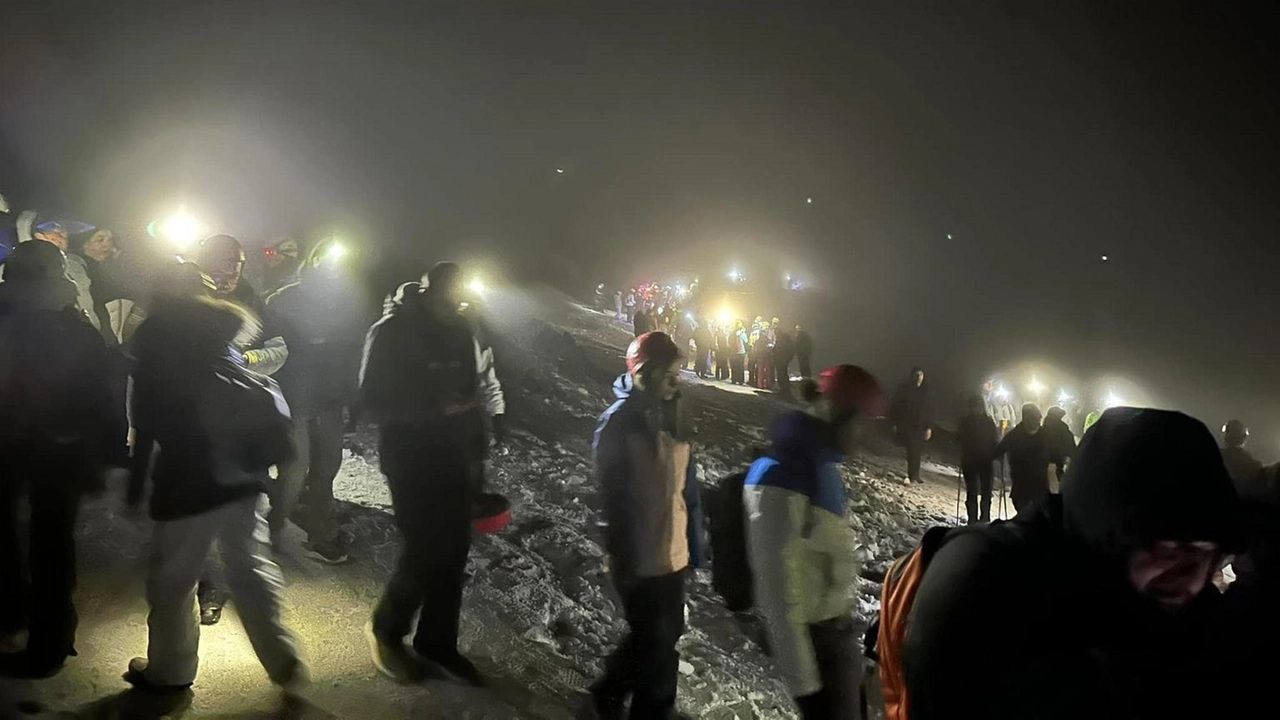 L'eruzione dell'Etna attira migliaia di turisti causando blocchi stradali. Protezione civile e forze dell'ordine mobilitate.